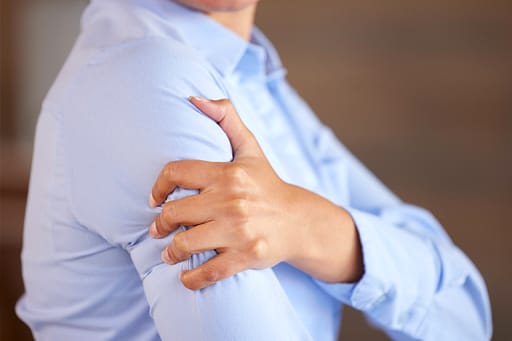 Visual guide to shoulder impingement syndrome showing the compression of tendons during arm movement.